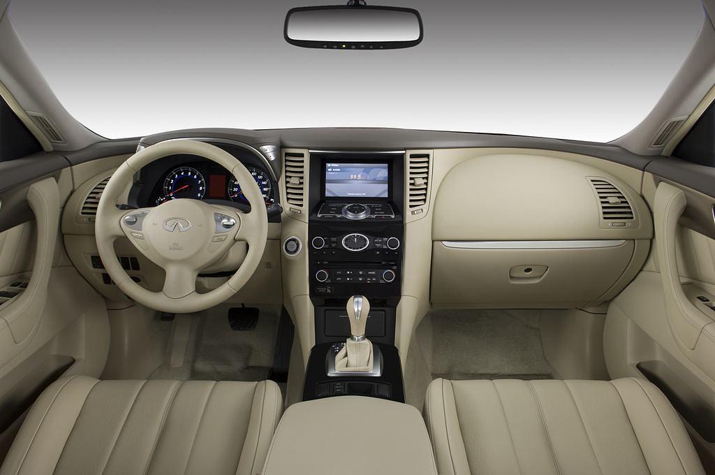Infiniti FX (Baujahr 2010) GT Premium 5 Türen Cockpit und Innenraum