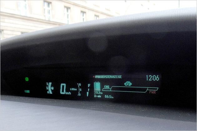 Das Display ist aber anders: So sah es am Anfang unserer Testfahrt aus - etwas mehr als 20 Kilometer Elektro-Reichweite werden angezeigt