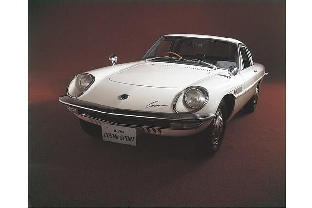 1967 brachte Mazda mit dem Cosmo Sport 110S das weltweit erste Serienauto mit Zweischeiben-Wankelmotor in den Markt