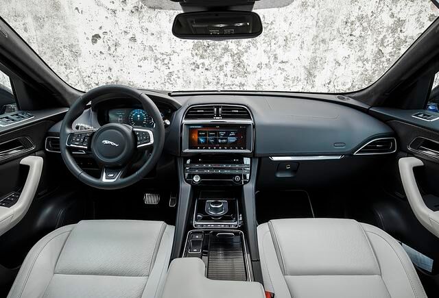 Vorne ist das Platzangebot im Jaguar F-Pace großzügig