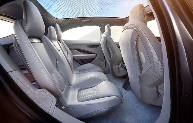Von außen mit 4,68 Metern noch vergleichsweise kompakt und bei 1,56 Metern Höhe näher am XJ als am F-Pace, lässt der luftige i-Pace selbst einen deutlich größerer Range Rover gedrungen und beengt...