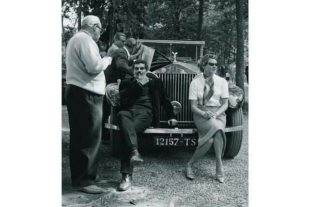 Rolls-Royce Phantom Serie 2 Sedanca De Ville als automobiler Hauptdarsteller im Film The Yellow Rolls-Royce auf dem Bild mit Schauspielern Omar Sharif und Ingrid Bergman
