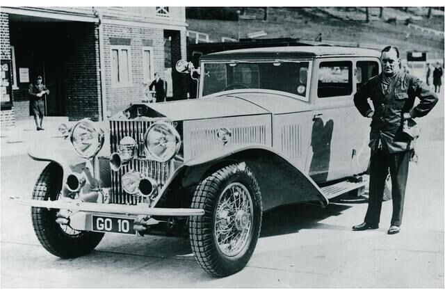 Rolls-Royce Phantom Serie 2 mit Weltrekordfahrer Sir Malcolm Campbell
