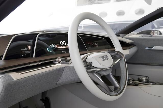 Im Innenraum gibt es OLED-Displays