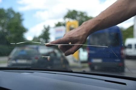 Ratgeber: Was tun nach Steinschlagschäden? - So lässt sich die Scheibe retten Ratgeber: Was tun nach Steinschlagschäden? - So lässt sich die Scheibe retten