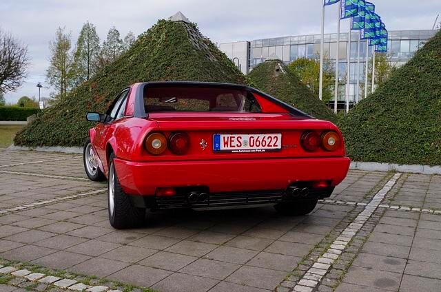 Doch selbst wenn ein aktuelles Auto dem Mondial auf der Stoßstange kleben kann, die Blicke der übrigen Verkehrsteilnehmer schnappt ihm rote Italiener weg. 