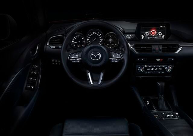 Im Kombiinstrument des Mazda6 ersetzt ein Farbdisplay die bisher monochrome Digitalanzeige
