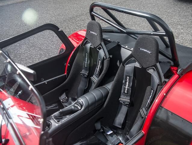 Elektrisch verstellbar? Mit Massagefunktion? Nicht bei Caterham. Hier ist konsequente Leichtbauhärte angesagt