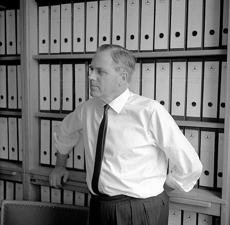 Béla Barényi, der Erfinder der "Passiven sicherheit im 
auto" in seinem Privatarchiv