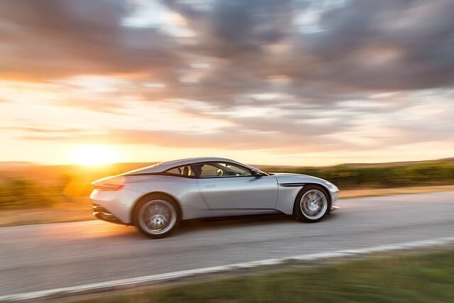 Die Achtgang-Automatik von ZF wechselt die Gänge wie mit Hammerschlägen und der DB11 stürmt voran, dass es eine wahre Freude ist