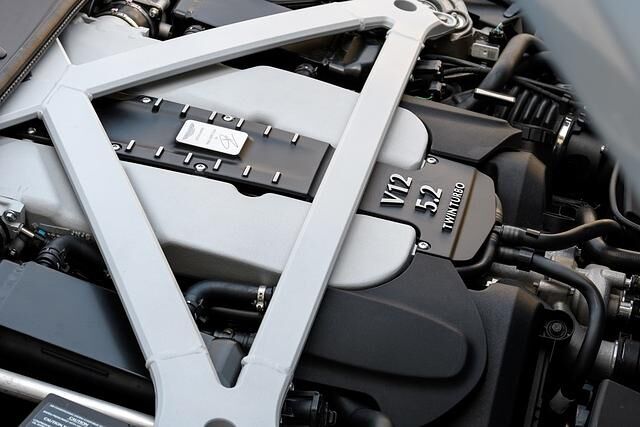 Wie es sich für einen Aston Martin gehört: Der V12 leistet über 600 PS