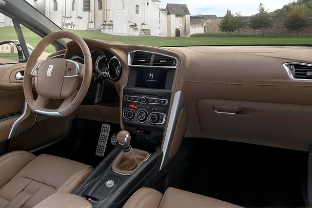 Das Infotainment-System mit großem Farbdisplay kann jetzt auch Apples Carplay und Androids Mirrorlink 