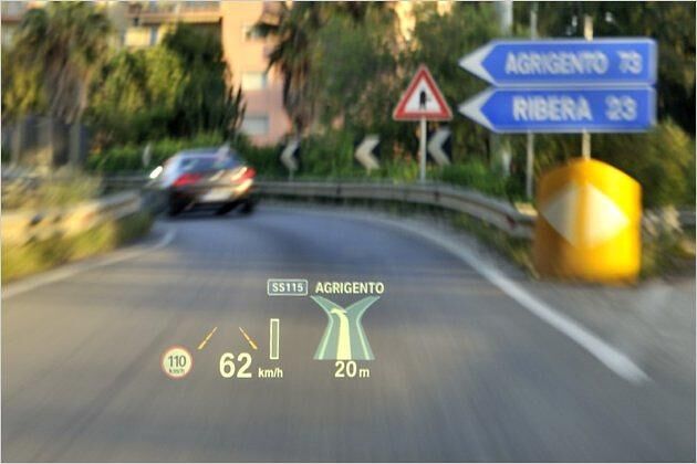 Extrem komfortabel: Das für 1.390 Euro zu habende Vollfarb-Head-up-Display spiegelt Fahr- und Navidaten in die Frontscheibe