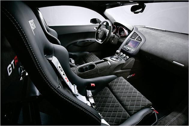 Der Innenraum ist mit Alcantara ausgekleidet, dazu gibt es Rennsitze von Recaro