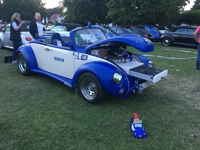 Ein Beetle im Polizeianzug