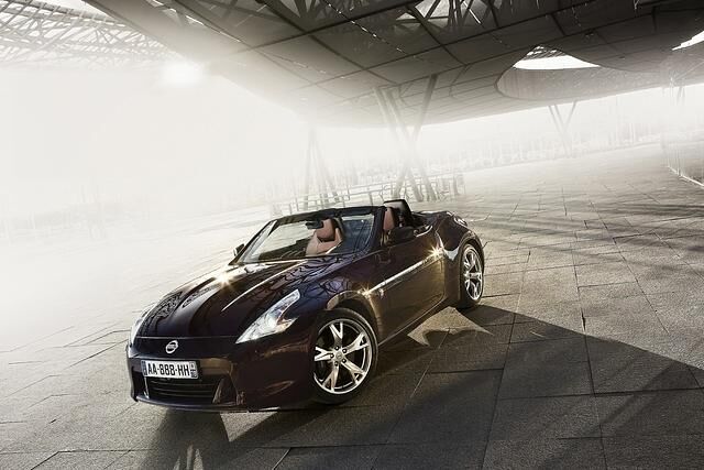 Als Roadster kostet der von einem 3,7-Liter-V6-Motor mit 328 PS angetriebene Zweisitzer laut Preisliste 40.130 Euro