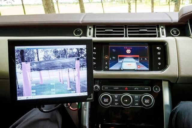 'In ihrem Prototypen nutzen die Ingenieure übliche die Stereokamera nicht für die Erkennung von Fahrspur und Verkehrszeichen. Vielmehr scannen und vermessen sie damit den gesamten Fahrkorridor