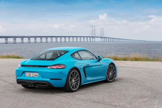 Nachgeschärft, betonen die Designer, hätten sie den Cayman, doch muss Otto-Normal-Passant schon zweimal hinschauen, um den 718 im Straßenverkehr als solchen zu erkennen. Am einfachsten geht das...