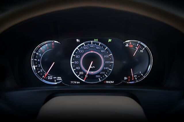 Die Anzeigen im Cockpit erstrahlen standesgemäß mit LCD-Technik