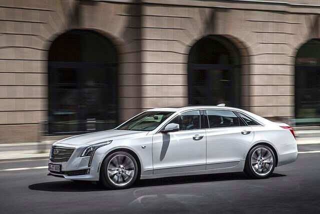 Die glatte Außenhaut, die den zu fast zwei Dritteln aus Aluminium bestehenden CT6 umschmeichelt, steht ebenso für Noblesse wie das nüchterne Heck
