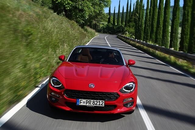Den Fiat-Designern ist es gelungen, durch ein maßgeschneidertes italienisches Blechkleid optisch vom Genspender Mazda MX-5 abzulenken