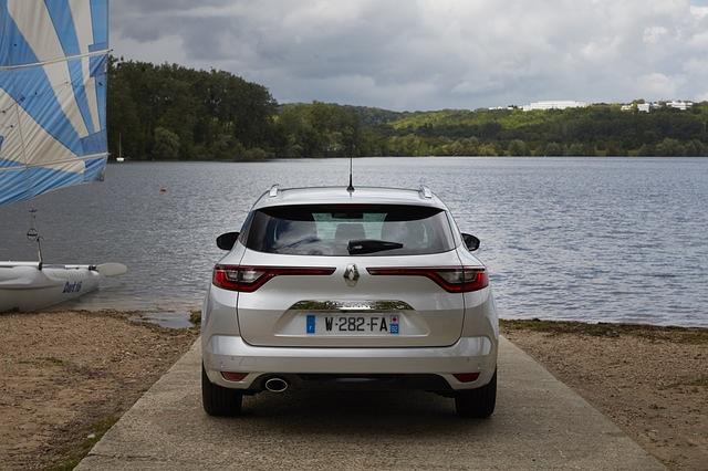Markant sind die horizontalen Rückleuchten in der Heckklappe des Renault Mégane Grandtour