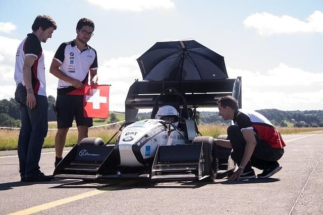 Auf einem Militärflughafen hat der Grimsel den 100-km/h-Sprint in 1,5 Sekunden absolviert