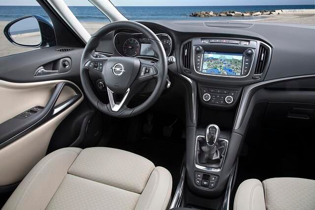 Im Innenraum haben die Opel-Designer die bisherige Instrumententafel gegen eine neue ausgetauscht