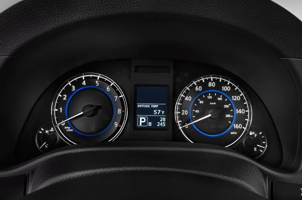 Infiniti G (Baujahr 2010) GT Premium 4 Türen Tacho und Fahrerinstrumente