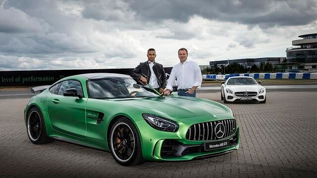 Formel-1-Weltmeister Lewis Hamilton ist den GT R schon gefahren, hier mit AMG-Geschäftführer Tobias Moers (rechts)