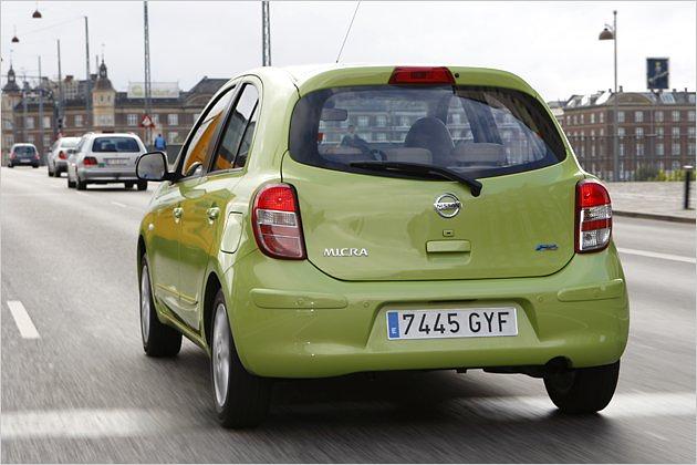 Den Fahrzeugabschluss bildet ein Dachspoiler mit auffälligem dritten Bremslicht