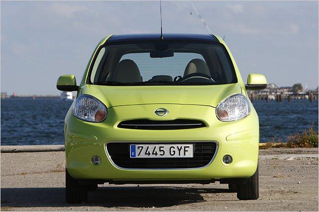 Rundliche Scheinwerfer und der große Lufteinlass lassen den Kleinwagen freundlich dreinschauen