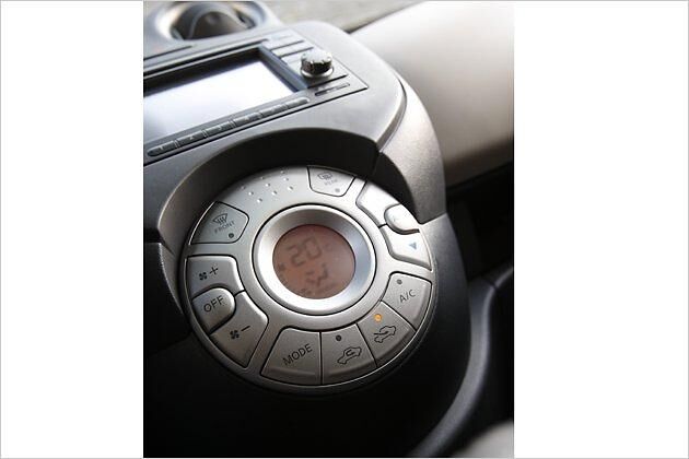 Die Bedienung der Klimaautomatik ist aus dem Nissan Cube bekannt