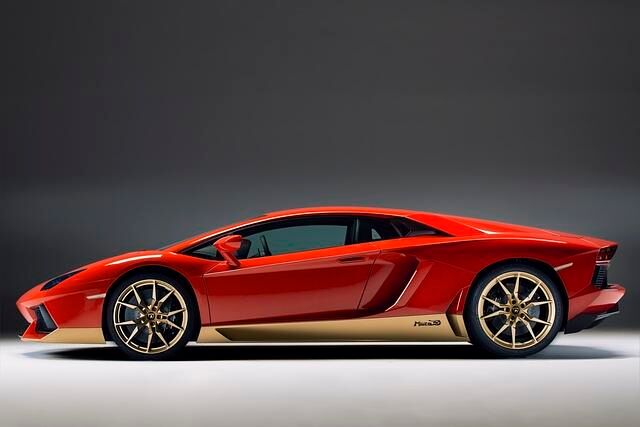 Neben Gold kann der Kunde für den Aventador Miura auch eine Silber-Lackierung für den unteren Bereich der Karosserie ordern 