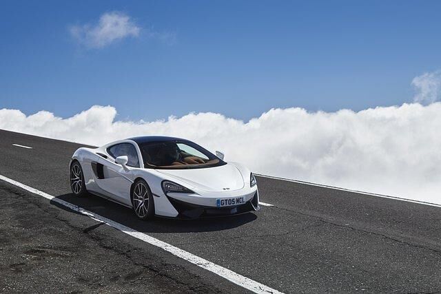 Hinter der Gepäckablage tobt deshalb wie eh und je der 3,8 Liter große V8-Motor, der eindrucksvolle 419 kW/570 PS mobilisiert