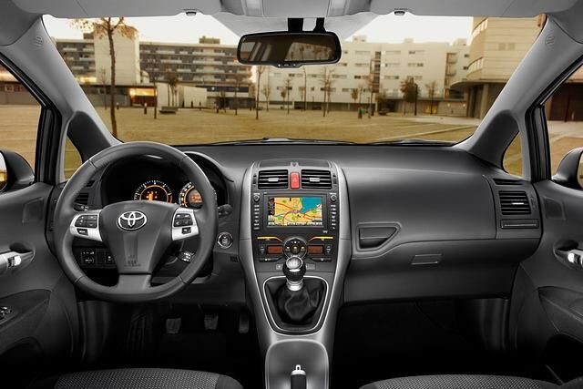 Mit gehobener Ausstattung präsentiert sich der Arbeitsplatz des Toyota Auris recht gediegen