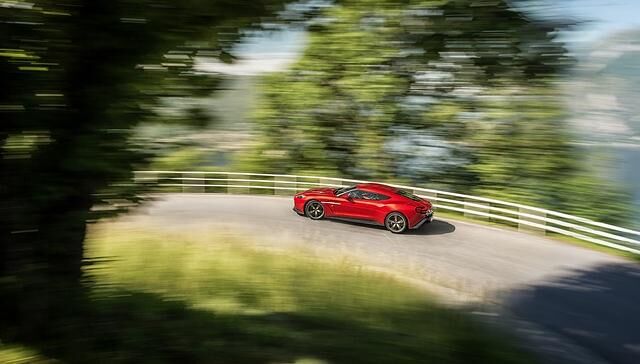 Über die spektakuläre Optik hinaus ist der 6,0-Liter-V12 auf 600 PS erstarkt, zudem wurde das Fahrwerk auf ein noch sportlicheres Handling abgestimmt