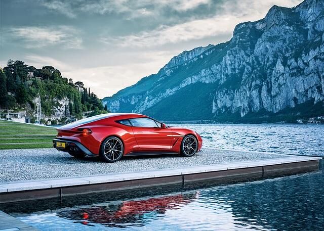 Charakteristische Zagato-Designdetails wie die runden Heckleuchten oder die gewölbte Dachform, genannt „double bubble“, runden das Design ab