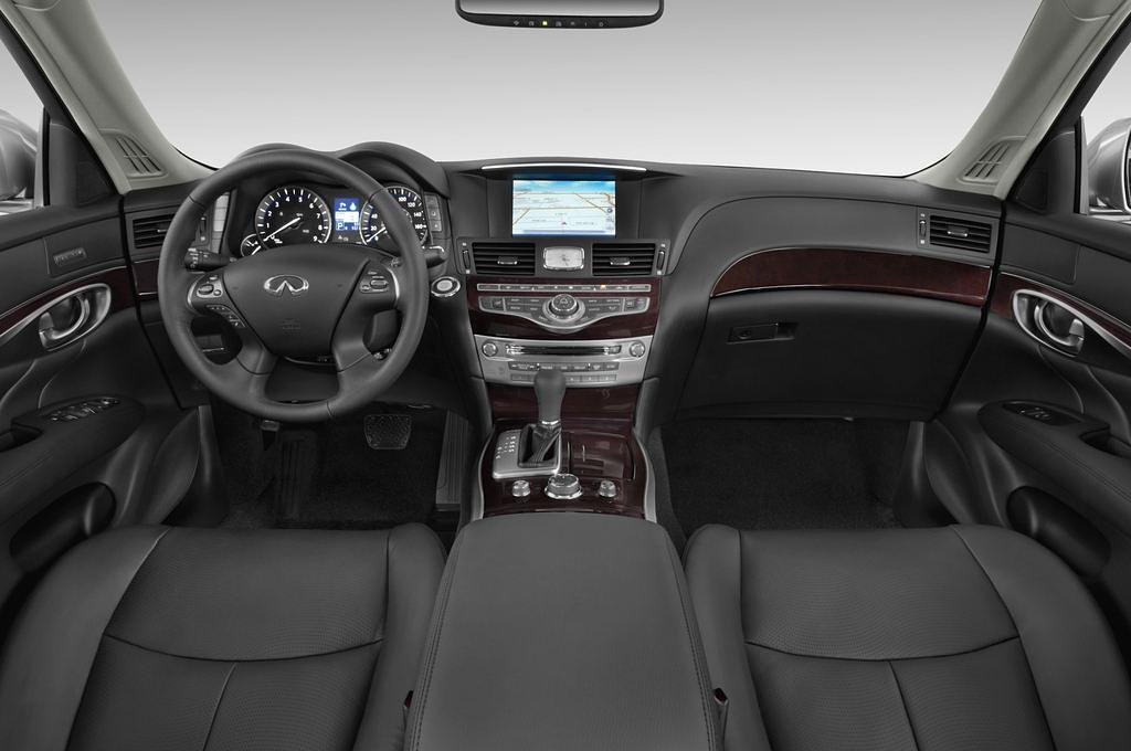 Infiniti M (Baujahr 2011) S 4 Türen Cockpit und Innenraum