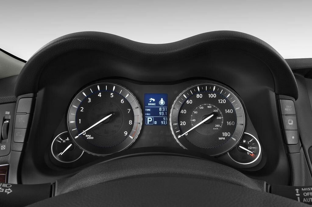 Infiniti M (Baujahr 2011) S 4 Türen Tacho und Fahrerinstrumente