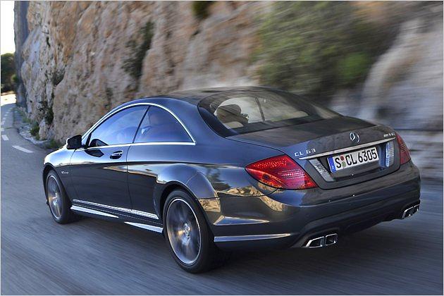 Zwei Doppelendrohre gucken aus dem Heck des CL 63 AMG