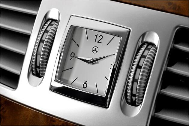Die Mercedes-Uhr in der Mittelkonsole