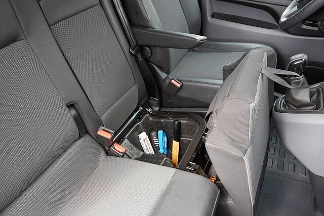 Zum Smart-Cargo-Paket gehört zum Beispiel ein Staufach unter dem Beifahrersitz