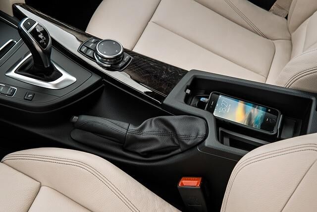 Neu für den BMW 3er GT ist eine Handyschale, die unter anderem ein induktives Laden des Smartphones erlaubt
