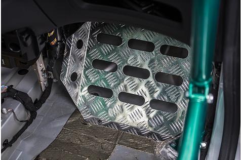 Geriffelte Bodenbleche im Fußraum