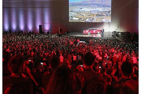 Bei der Übergabe der ersten 30 Model 3 zog Tesla eine riesen Show ab