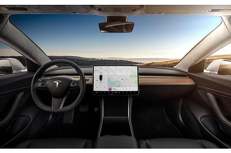 Ein 15 Zoll Touchscreen ist das zentrale Eingabe-Medium