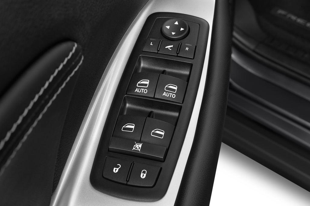 FIAT Freemont (Baujahr 2014) Lounge 5 Türen Bedienungselemente Tür