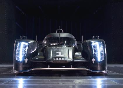 Audi R18 / Peugeot 90X - Ringkampf mit Löwen