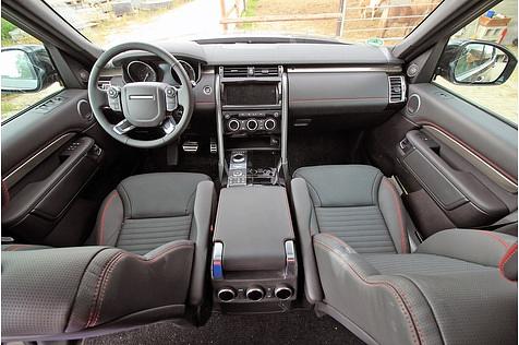 Das Cockpit des Land Rover Discovery V.